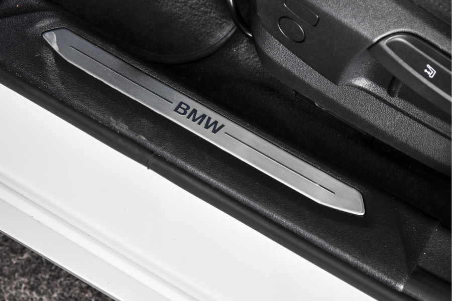 BMW 1-serie 118i 140 PK Corporate High Executive | Cruise | PDC | NAV+ Apple Car Play | EEC | LM 19" |
