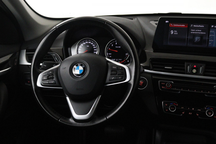 BMW X1 SDrive18i Executive Edition (PARKEERSENSOREN, NAVIGATIE, CRUISE, STOELVERWARMING, AUTOMAAT, NL-AUTO, DEALER ONDERHOUDEN)
