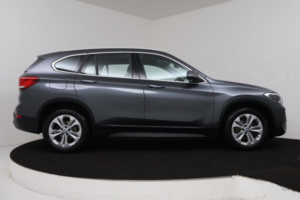 BMW X1 SDrive18i Executive Edition (PARKEERSENSOREN, NAVIGATIE, CRUISE, STOELVERWARMING, AUTOMAAT, NL-AUTO, DEALER ONDERHOUDEN)