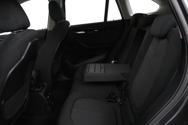 BMW X1 SDrive18i Executive Edition (PARKEERSENSOREN, NAVIGATIE, CRUISE, STOELVERWARMING, AUTOMAAT, NL-AUTO, DEALER ONDERHOUDEN)