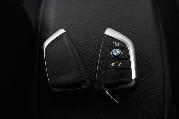 BMW X1 SDrive18i Executive Edition (PARKEERSENSOREN, NAVIGATIE, CRUISE, STOELVERWARMING, AUTOMAAT, NL-AUTO, DEALER ONDERHOUDEN)