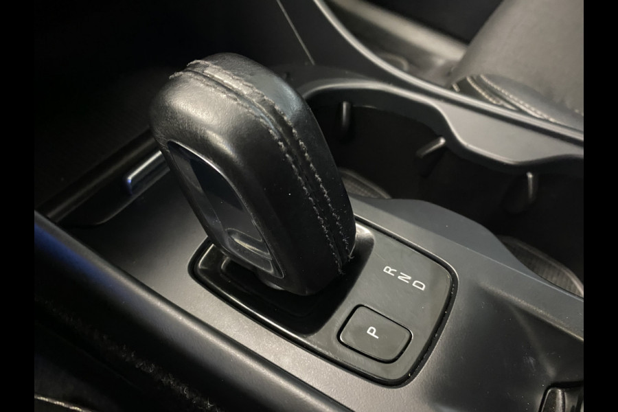 Volvo XC40 2.0 T4 Momentum Navigatie Full-led Trekhaak