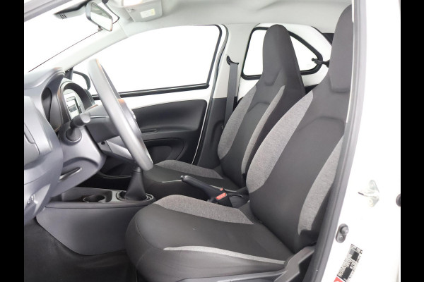 Toyota Aygo X 1.0 VVT-i MT PLAY BLACK & WHITE EDITION CRUISE CONTROLL. CLOUD NAVIGATIE. AIRCO GARANTIE TOT 2033 !!