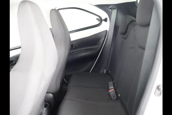 Toyota Aygo X 1.0 VVT-i MT PLAY BLACK & WHITE EDITION CRUISE CONTROLL. CLOUD NAVIGATIE. AIRCO GARANTIE TOT 2033 !!