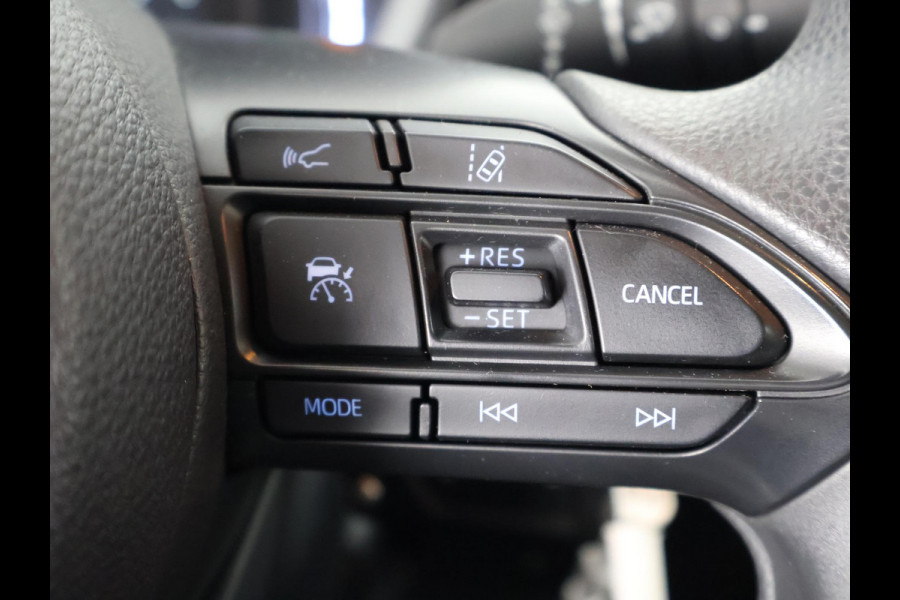 Toyota Aygo X 1.0 VVT-i MT PLAY BLACK & WHITE EDITION CRUISE CONTROLL. CLOUD NAVIGATIE. AIRCO GARANTIE TOT 2033 !!