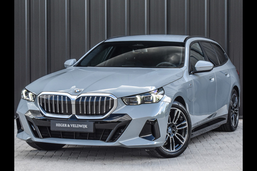 BMW 5 Serie Touring 530e xDrive M Sport | DRIVING ASS. PLUS | HARMAN KARDON | ELEKTR. TREKHAAK | ACHTERUITRIJ CAMERA | AMBIANCE VERLICHTING