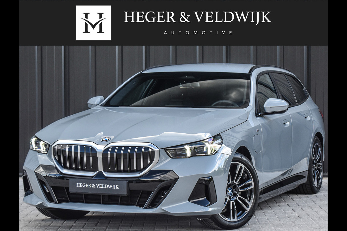 BMW 5 Serie Touring 530e xDrive M Sport | DRIVING ASS. PLUS | HARMAN KARDON | ELEKTR. TREKHAAK | ACHTERUITRIJ CAMERA | AMBIANCE VERLICHTING BMW 5 Serie Touring 530e xDrive M Sport | DRIVING ASS. PLUS | HARMAN KARDON | ELEKTR. TREKHAAK | ACHTERUITRIJ CAMERA | AMBIANCE VERLICHTING
