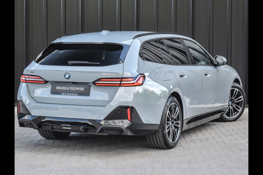 BMW 5 Serie Touring 530e xDrive M Sport | DRIVING ASS. PLUS | HARMAN KARDON | ELEKTR. TREKHAAK | ACHTERUITRIJ CAMERA | AMBIANCE VERLICHTING
