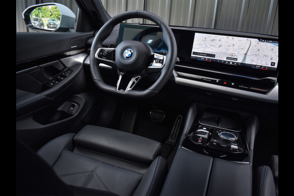 BMW 5 Serie Touring 530e xDrive M Sport | DRIVING ASS. PLUS | HARMAN KARDON | ELEKTR. TREKHAAK | ACHTERUITRIJ CAMERA | AMBIANCE VERLICHTING