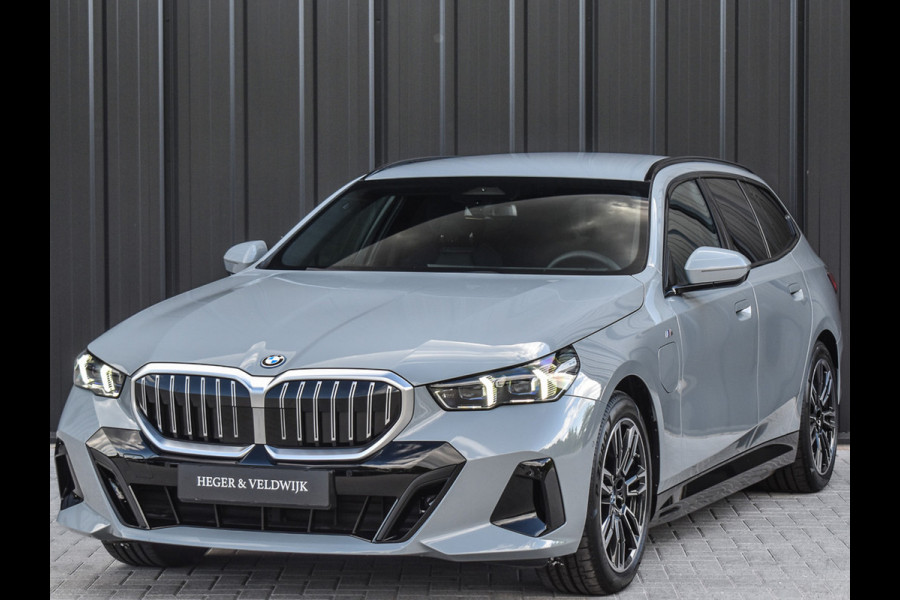 BMW 5 Serie Touring 530e xDrive M Sport | DRIVING ASS. PLUS | HARMAN KARDON | ELEKTR. TREKHAAK | ACHTERUITRIJ CAMERA | AMBIANCE VERLICHTING