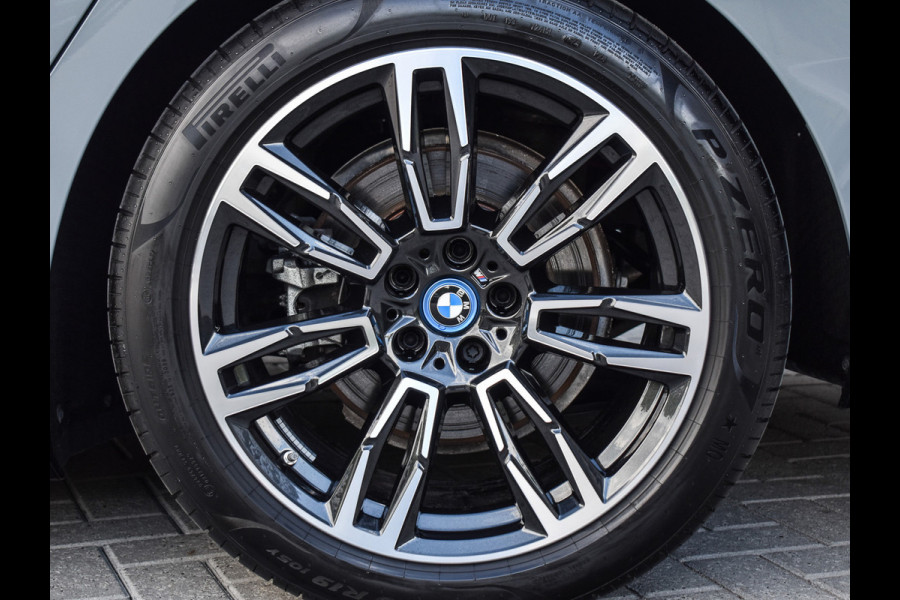 BMW 5 Serie Touring 530e xDrive M Sport | DRIVING ASS. PLUS | HARMAN KARDON | ELEKTR. TREKHAAK | ACHTERUITRIJ CAMERA | AMBIANCE VERLICHTING