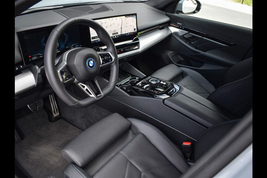 BMW 5 Serie Touring 530e xDrive M Sport | DRIVING ASS. PLUS | HARMAN KARDON | ELEKTR. TREKHAAK | ACHTERUITRIJ CAMERA | AMBIANCE VERLICHTING