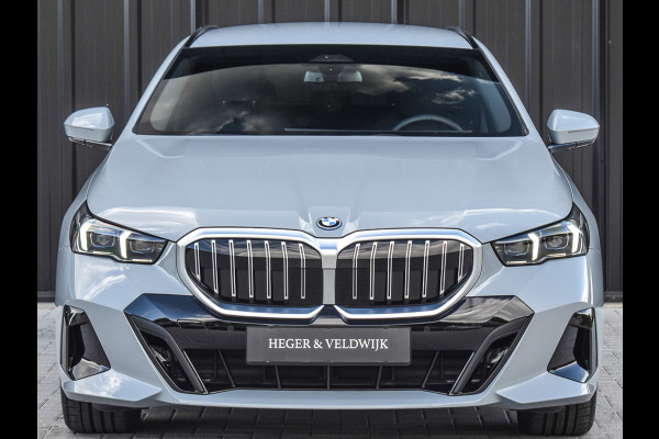 BMW 5 Serie Touring 530e xDrive M Sport | DRIVING ASS. PLUS | HARMAN KARDON | ELEKTR. TREKHAAK | ACHTERUITRIJ CAMERA | AMBIANCE VERLICHTING