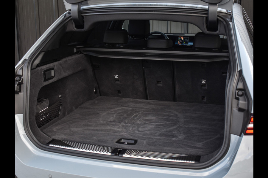 BMW 5 Serie Touring 530e xDrive M Sport | DRIVING ASS. PLUS | HARMAN KARDON | ELEKTR. TREKHAAK | ACHTERUITRIJ CAMERA | AMBIANCE VERLICHTING