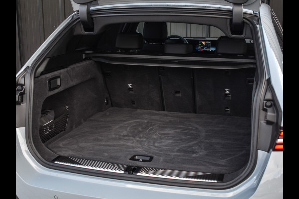 BMW 5 Serie Touring 530e xDrive M Sport | DRIVING ASS. PLUS | HARMAN KARDON | ELEKTR. TREKHAAK | ACHTERUITRIJ CAMERA | AMBIANCE VERLICHTING