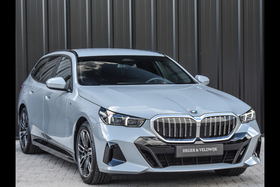 BMW 5 Serie Touring 530e xDrive M Sport | DRIVING ASS. PLUS | HARMAN KARDON | ELEKTR. TREKHAAK | ACHTERUITRIJ CAMERA | AMBIANCE VERLICHTING