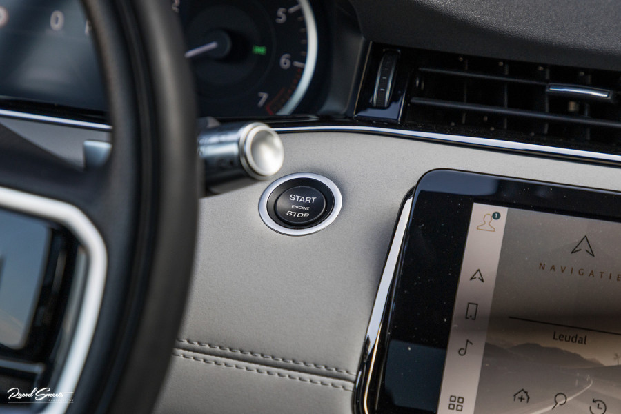 Land Rover Range Rover Evoque 1.5 P300e AWD R-Dynamic SE | Panorama dak | Adaptieve cruise | Apple carplay | 20 inch |
