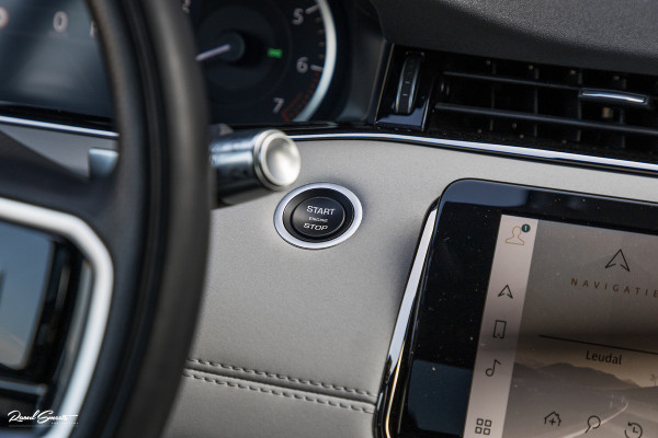 Land Rover Range Rover Evoque 1.5 P300e AWD R-Dynamic SE | Panorama dak | Adaptieve cruise | Apple carplay | 20 inch |
