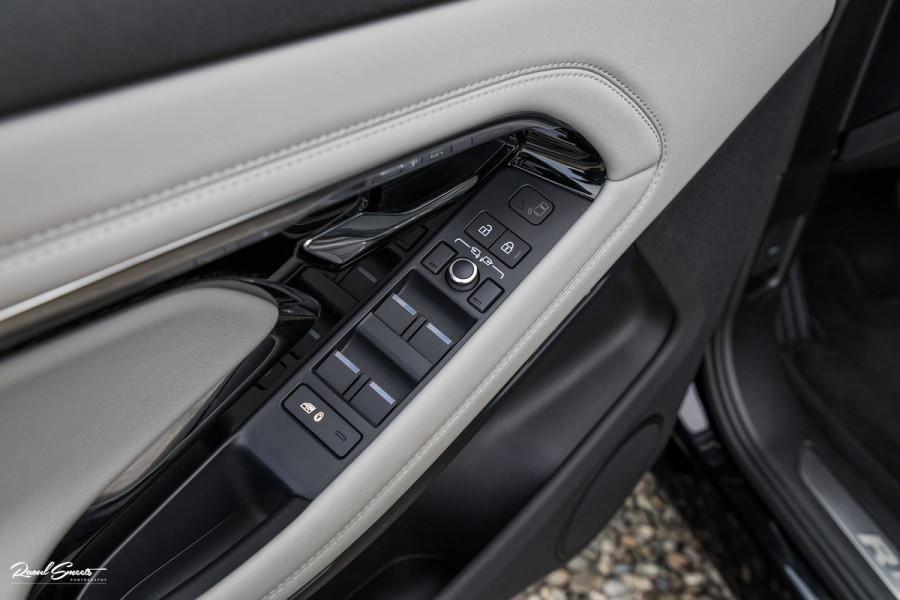 Land Rover Range Rover Evoque 1.5 P300e AWD R-Dynamic SE | Panorama dak | Adaptieve cruise | Apple carplay | 20 inch |
