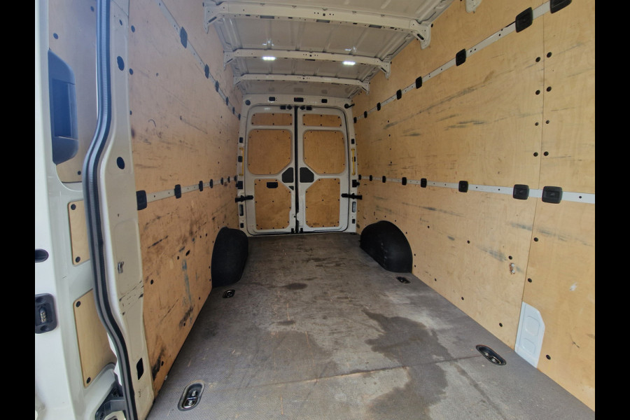 Volkswagen Crafter 35 2.0 TDI L4H3 - 140 Pk - Euro 6 - ParkeerCamera - Airco - AppleCarplay AndroidAuto