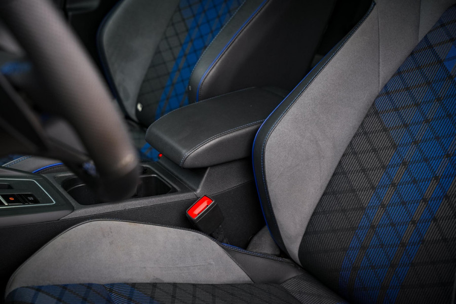 Volkswagen Golf 2.0 TSI R 4Motion Panodak Maxton Camera DAB+ ACC Decat Dode Hoek Stuurverw. Alcantara