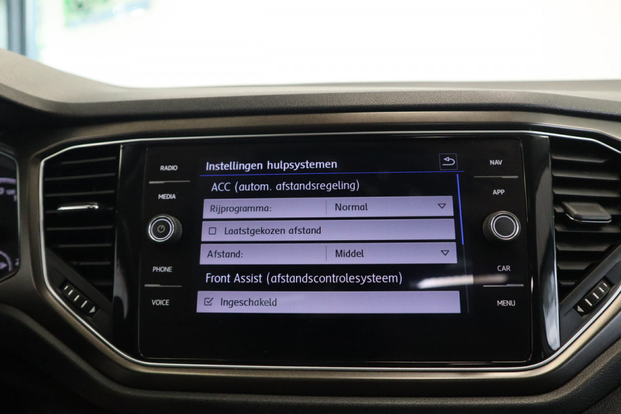 Volkswagen T-Roc 1.5 TSI Style 150pk Panoramadak Full-Led Navigatie 18'lmv