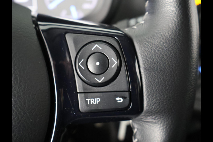 Toyota Yaris 1.5 HYBRID DESIGN SPORT BI-TONE AUTOMAAT CLOUD NAVIGATIE. BIJNA 2020.CAMERA. GARANTIE TOT 2030