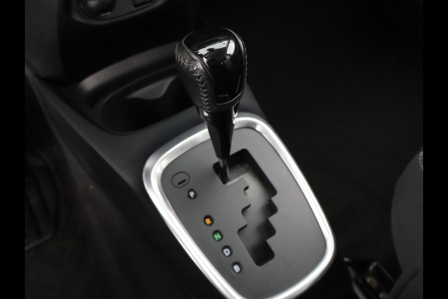Toyota Yaris 1.5 HYBRID DESIGN SPORT BI-TONE AUTOMAAT CLOUD NAVIGATIE. BIJNA 2020.CAMERA. GARANTIE TOT 2030