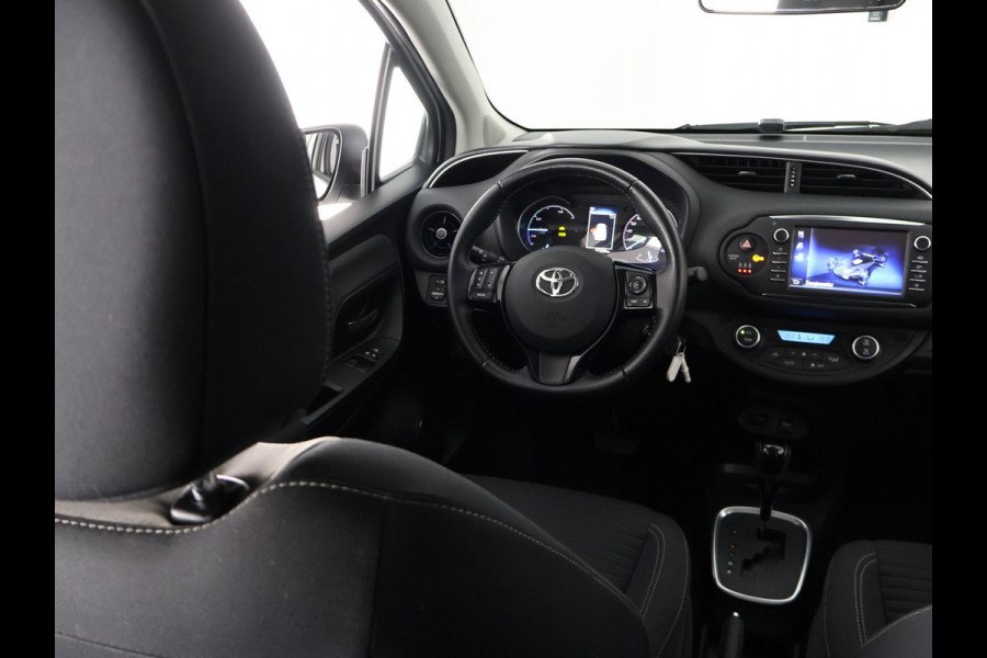 Toyota Yaris 1.5 HYBRID DESIGN SPORT BI-TONE AUTOMAAT CLOUD NAVIGATIE. BIJNA 2020.CAMERA. GARANTIE TOT 2030