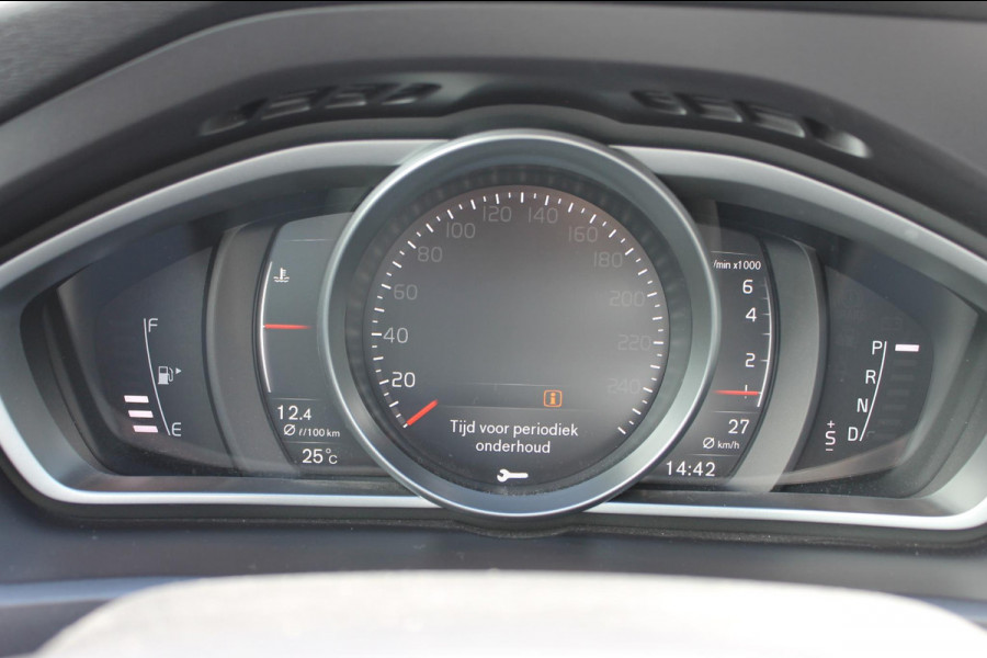 Volvo V40 T3 152PK Automaat Dynamic Edition Dealer onderhouden / Zwarte hemel / Standkachel / Navigatie / 17" lichtmetalen velgen / Cruise Control /