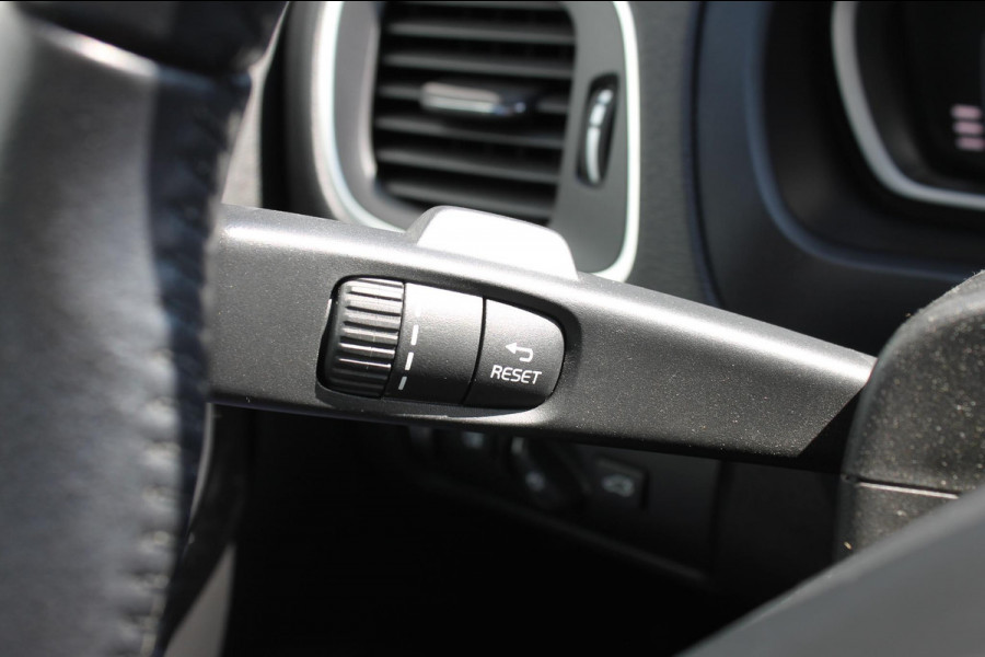 Volvo V40 T3 152PK Automaat Dynamic Edition Dealer onderhouden / Zwarte hemel / Standkachel / Navigatie / 17" lichtmetalen velgen / Cruise Control /