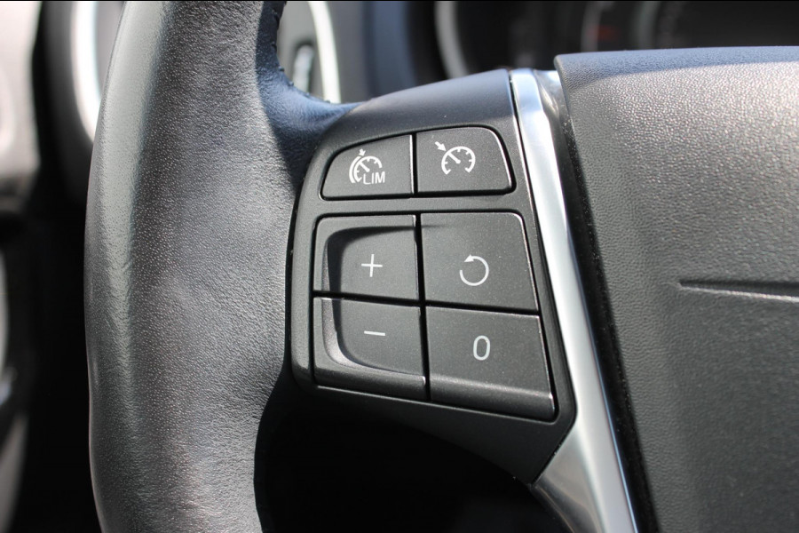 Volvo V40 T3 152PK Automaat Dynamic Edition Dealer onderhouden / Zwarte hemel / Standkachel / Navigatie / 17" lichtmetalen velgen / Cruise Control /