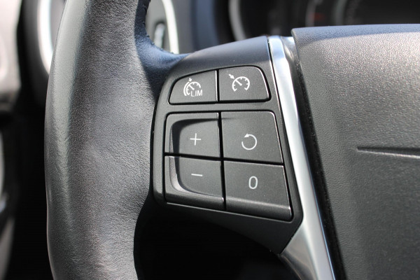Volvo V40 T3 152PK Automaat Dynamic Edition Dealer onderhouden / Zwarte hemel / Standkachel / Navigatie / 17" lichtmetalen velgen / Cruise Control /