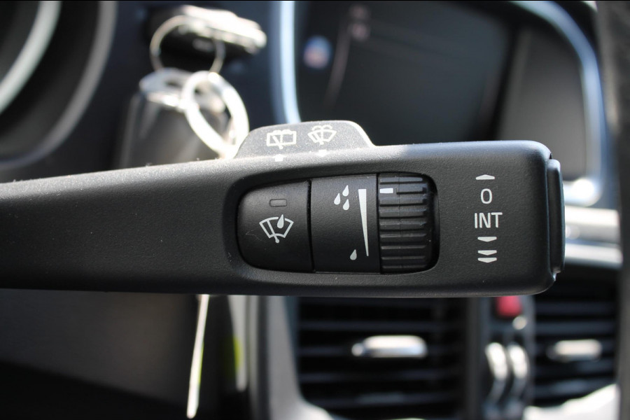 Volvo V40 T3 152PK Automaat Dynamic Edition Dealer onderhouden / Zwarte hemel / Standkachel / Navigatie / 17" lichtmetalen velgen / Cruise Control /