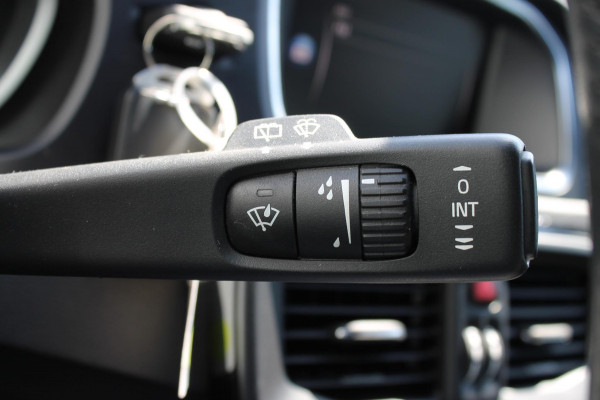 Volvo V40 T3 152PK Automaat Dynamic Edition Dealer onderhouden / Zwarte hemel / Standkachel / Navigatie / 17" lichtmetalen velgen / Cruise Control /