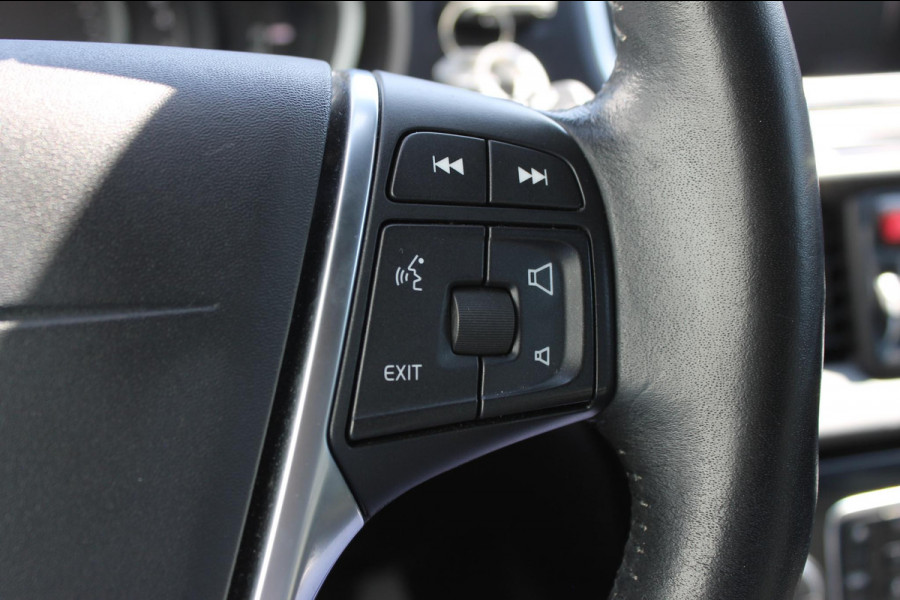 Volvo V40 T3 152PK Automaat Dynamic Edition Dealer onderhouden / Zwarte hemel / Standkachel / Navigatie / 17" lichtmetalen velgen / Cruise Control /