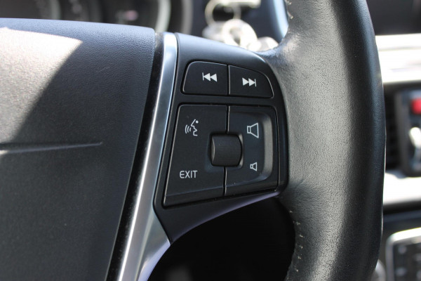 Volvo V40 T3 152PK Automaat Dynamic Edition Dealer onderhouden / Zwarte hemel / Standkachel / Navigatie / 17" lichtmetalen velgen / Cruise Control /