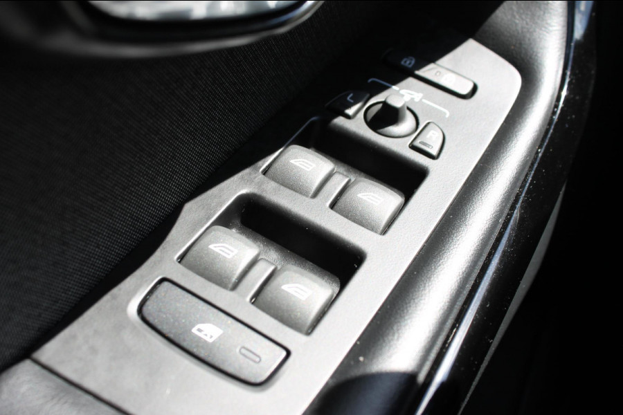 Volvo V40 T3 152PK Automaat Dynamic Edition Dealer onderhouden / Zwarte hemel / Standkachel / Navigatie / 17" lichtmetalen velgen / Cruise Control /