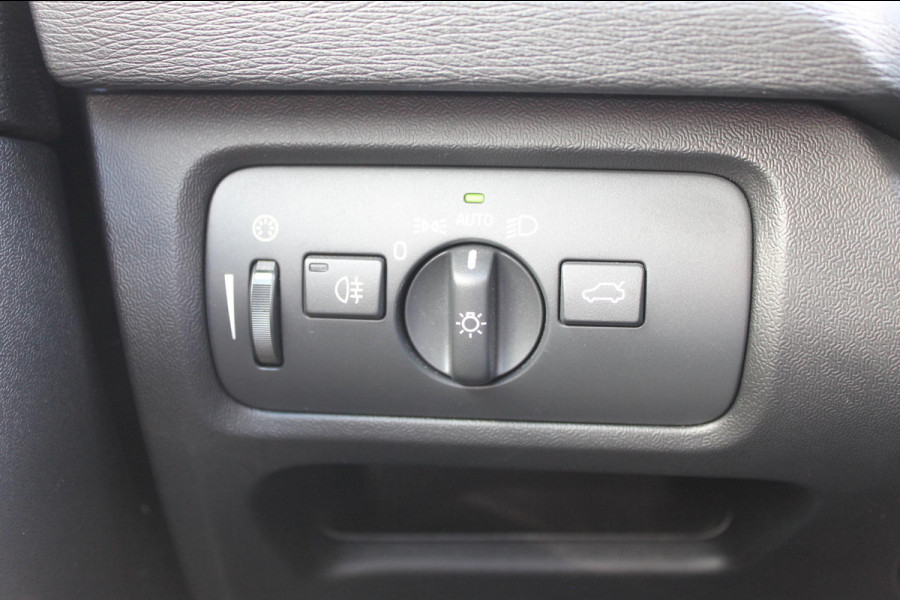 Volvo V40 T3 152PK Automaat Dynamic Edition Dealer onderhouden / Zwarte hemel / Standkachel / Navigatie / 17" lichtmetalen velgen / Cruise Control /