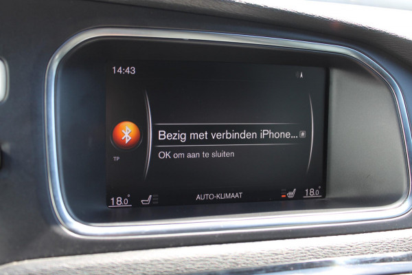 Volvo V40 T3 152PK Automaat Dynamic Edition Dealer onderhouden / Zwarte hemel / Standkachel / Navigatie / 17" lichtmetalen velgen / Cruise Control /