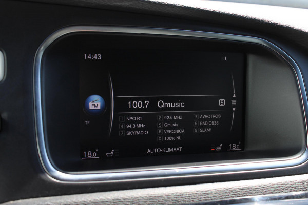 Volvo V40 T3 152PK Automaat Dynamic Edition Dealer onderhouden / Zwarte hemel / Standkachel / Navigatie / 17" lichtmetalen velgen / Cruise Control /