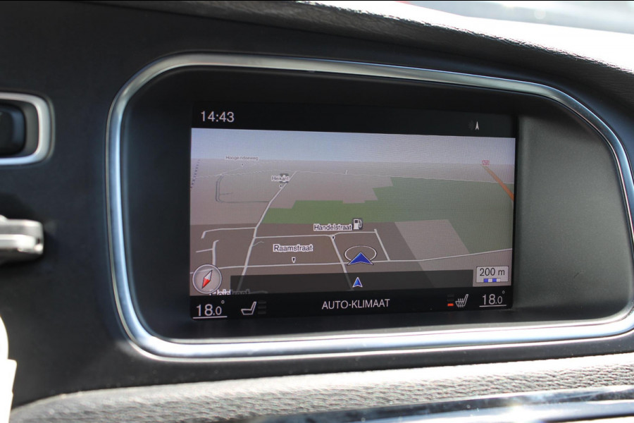 Volvo V40 T3 152PK Automaat Dynamic Edition Dealer onderhouden / Zwarte hemel / Standkachel / Navigatie / 17" lichtmetalen velgen / Cruise Control /