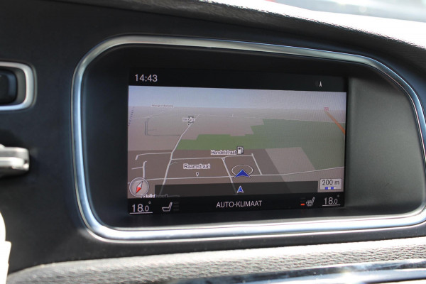 Volvo V40 T3 152PK Automaat Dynamic Edition Dealer onderhouden / Zwarte hemel / Standkachel / Navigatie / 17" lichtmetalen velgen / Cruise Control /