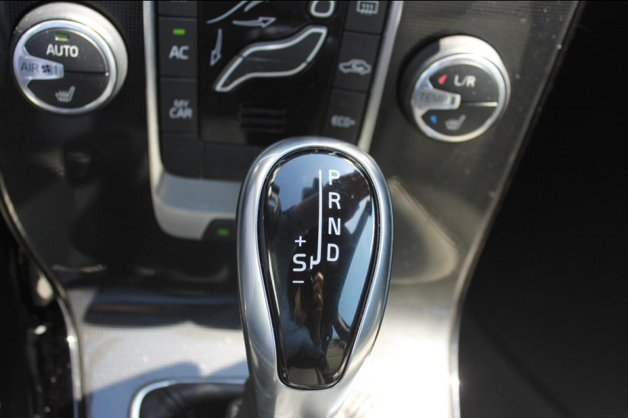 Volvo V40 T3 152PK Automaat Dynamic Edition Dealer onderhouden / Zwarte hemel / Standkachel / Navigatie / 17" lichtmetalen velgen / Cruise Control /