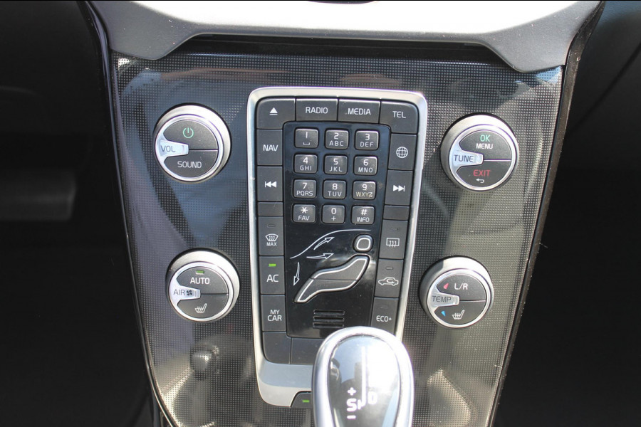 Volvo V40 T3 152PK Automaat Dynamic Edition Dealer onderhouden / Zwarte hemel / Standkachel / Navigatie / 17" lichtmetalen velgen / Cruise Control /