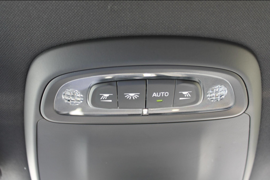 Volvo V40 T3 152PK Automaat Dynamic Edition Dealer onderhouden / Zwarte hemel / Standkachel / Navigatie / 17" lichtmetalen velgen / Cruise Control /