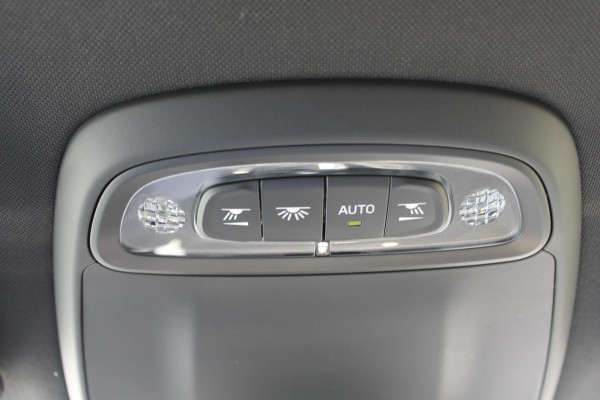 Volvo V40 T3 152PK Automaat Dynamic Edition Dealer onderhouden / Zwarte hemel / Standkachel / Navigatie / 17" lichtmetalen velgen / Cruise Control /