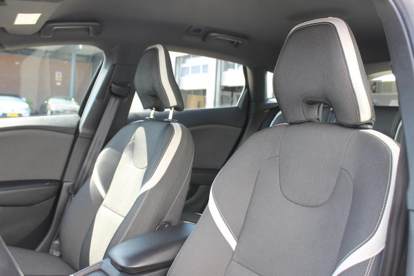 Volvo V40 T3 152PK Automaat Dynamic Edition Dealer onderhouden / Zwarte hemel / Standkachel / Navigatie / 17" lichtmetalen velgen / Cruise Control /