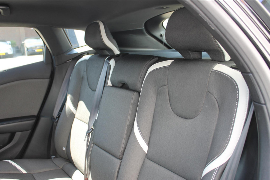 Volvo V40 T3 152PK Automaat Dynamic Edition Dealer onderhouden / Zwarte hemel / Standkachel / Navigatie / 17" lichtmetalen velgen / Cruise Control /