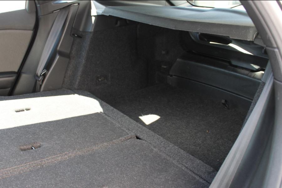 Volvo V40 T3 152PK Automaat Dynamic Edition Dealer onderhouden / Zwarte hemel / Standkachel / Navigatie / 17" lichtmetalen velgen / Cruise Control /